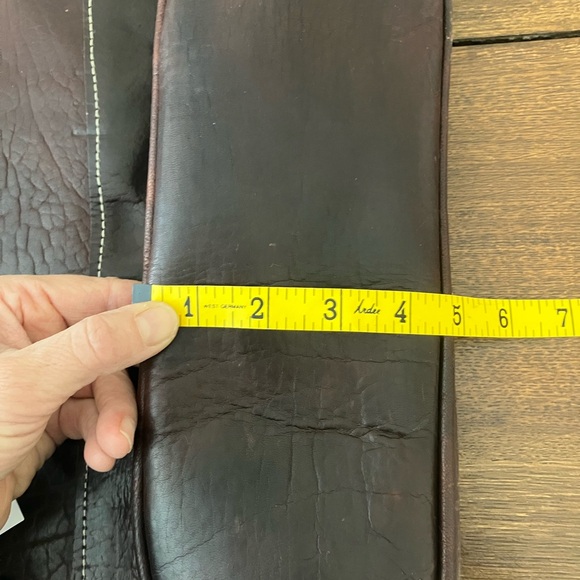 Elegant Brown Leather Tote Bag - Picture 8 of 11